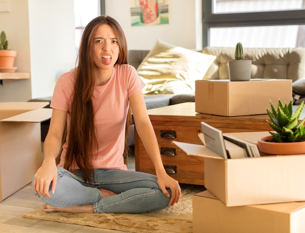 femme se sentant dégoûtée et irritée, tirant la langue, n'aimant pas quelque chose de méchant et dégoûtant