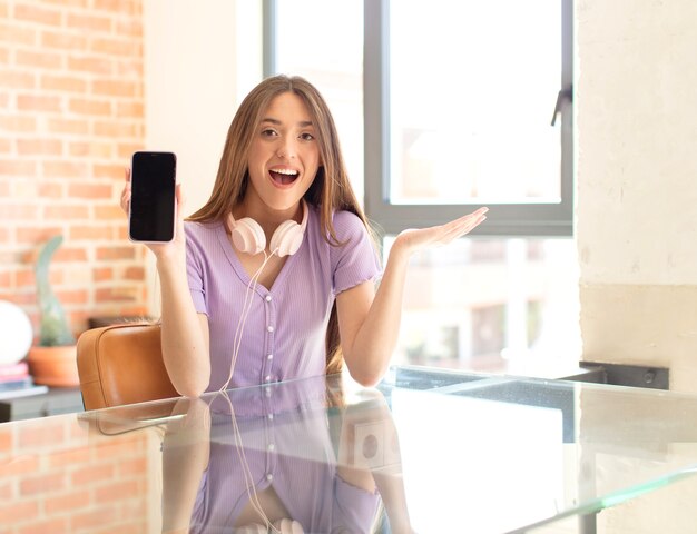 femme se sentant heureuse, excitée, surprise ou choquée, souriante et étonnée de quelque chose d'incroyable