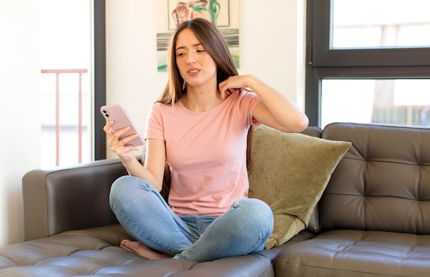 Femme se sentant stressée, anxieuse, fatiguée et frustrée, tirant le col de la chemise, à la frustration de problème