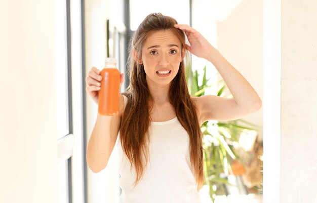 femme se sentant stressée, inquiète, anxieuse ou effrayée, les mains sur la tête, paniquée par erreur