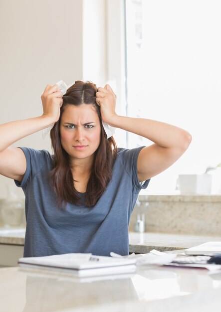 Femme se sentir en colère contre les projets de loi