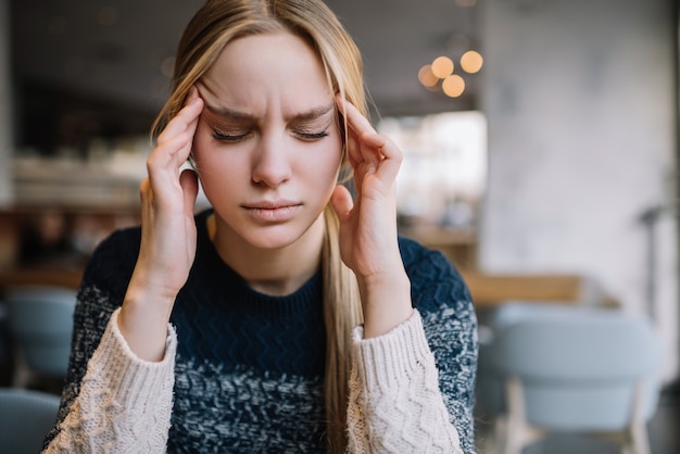 Femme se sentir mal, stressée, dépression