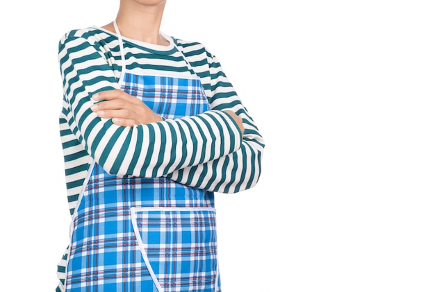 femme se tient dans une pose confiante, les bras croisés sur sa poitrine isolé sur fond blanc