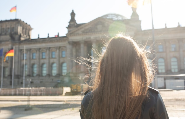 Une femme se tient devant le bâtiment du Reichstag