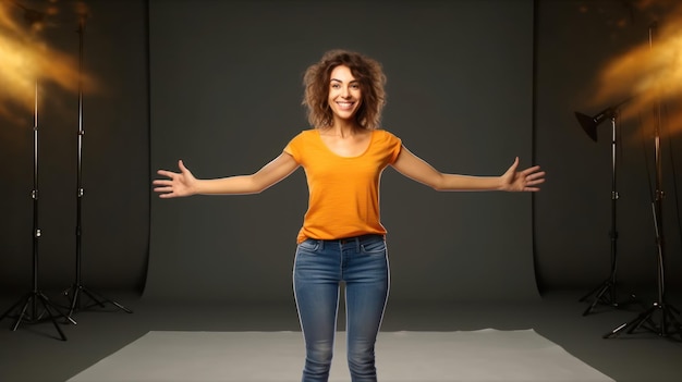 Une femme se tient devant une porte, les bras écartés.