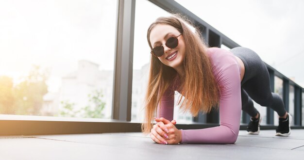 femme se tient en planche dans la ville