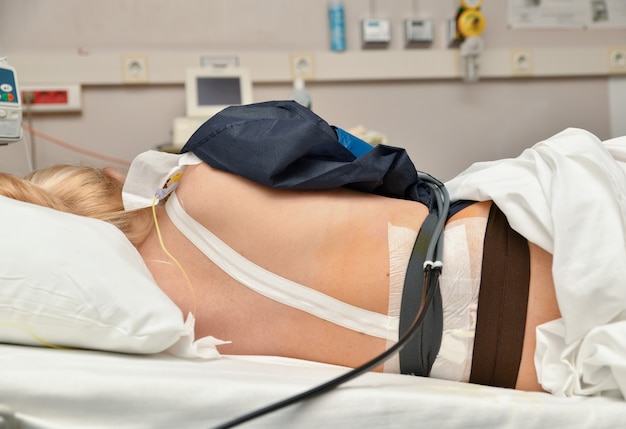 Photo la femme se trouve dans le lieu de naissance avec des contractions et une anesthésie péridurale