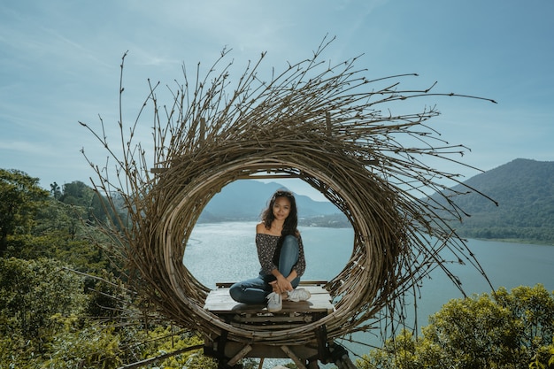 Femme, séance, bois, sommet, montagne