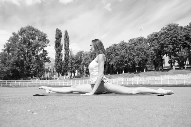 Femme séance d'entraînement et étirement sur tapis de fitness