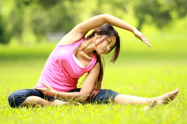 femme, séance entraînement, herbe