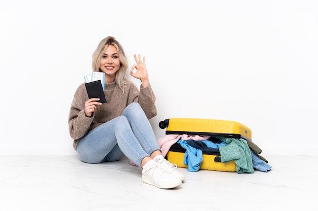 Femme, séance, plancher, valise, isolé, mur