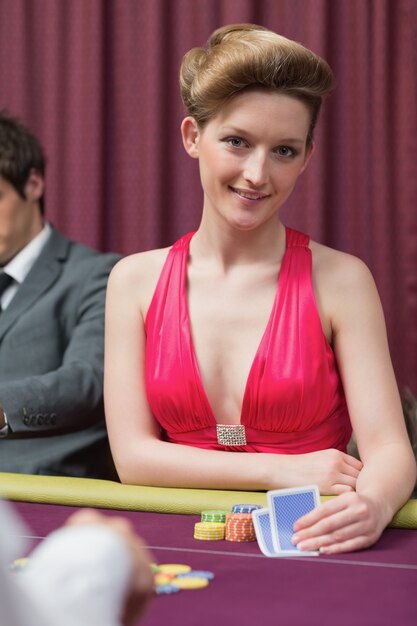 Femme, séance table, tenue, cartes, sourire