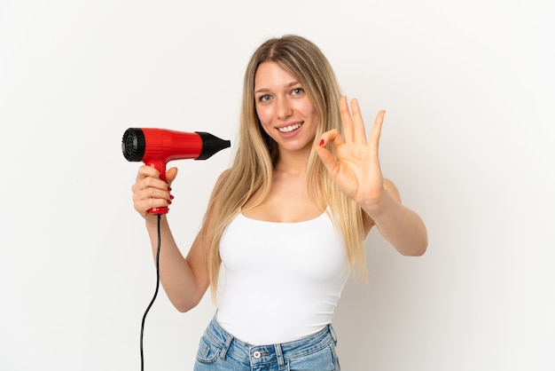 Femme avec un sèche-cheveux sur fond isolé