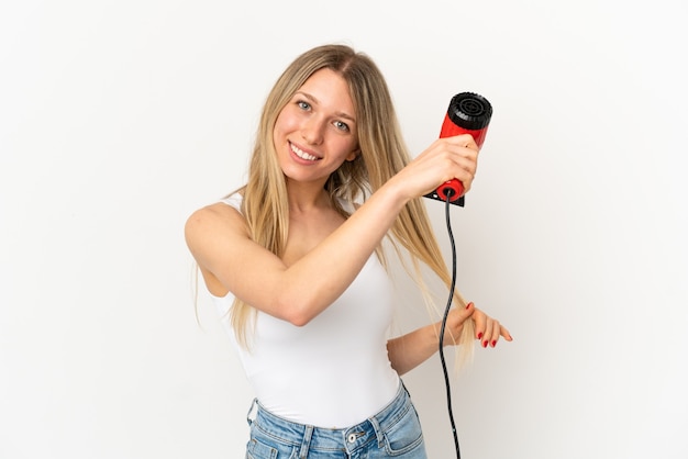 Femme avec un sèche-cheveux sur fond isolé