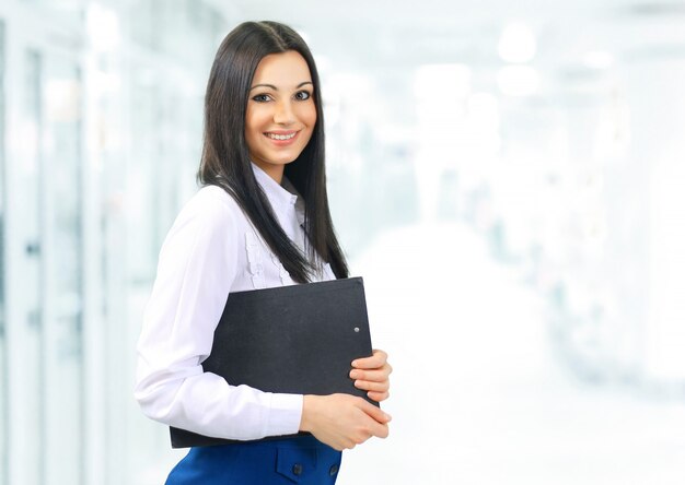 femme secrétaire avec les documents