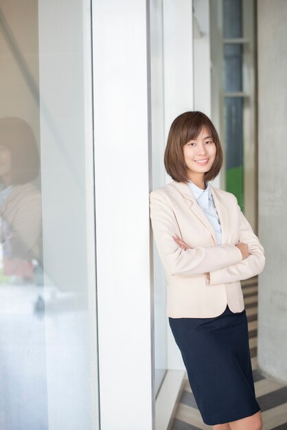 Femme séduisante entreprise asiatique souriant à l&#39;extérieur du bureau