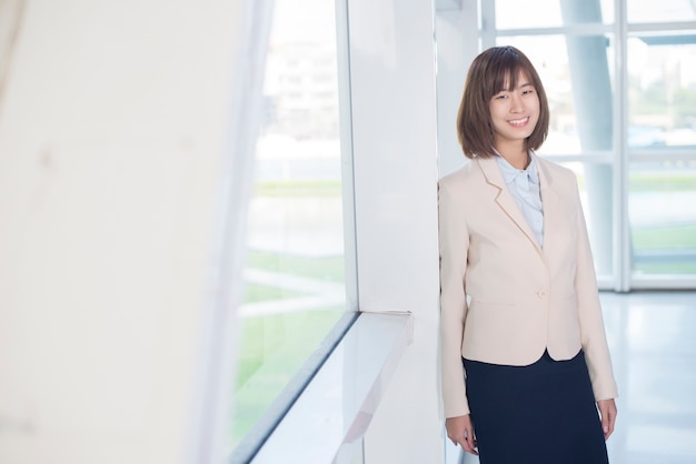 Femme séduisante entreprise asiatique souriant à l&#39;extérieur du bureau