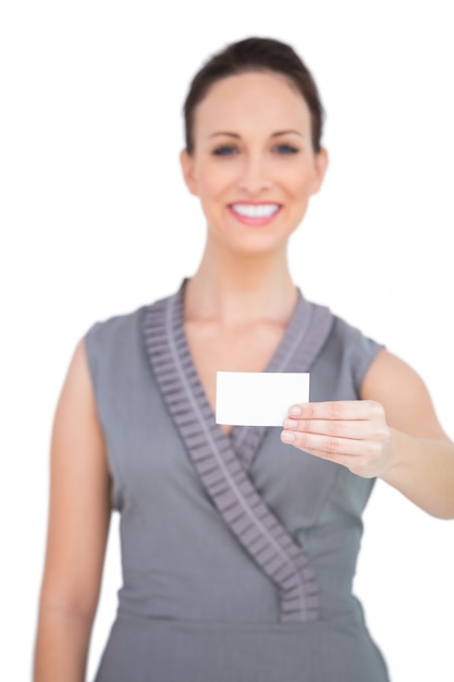 Photo femme séduisante heureuse holding carte de visite