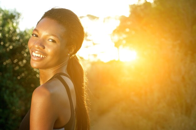 Femme séduisante jeune sport souriant en plein air