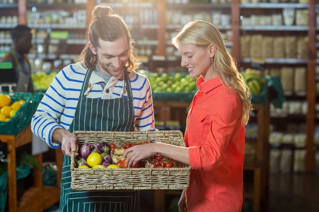 Femme, sélection, légumes frais, panier