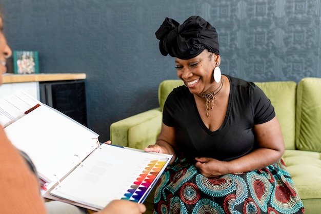 Femme sélectionnant ses nouveaux cheveux avec la conseillère en beauté