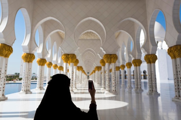 Femme et selfie à la mosquée Sheikh Zayed à Abu Dhabi