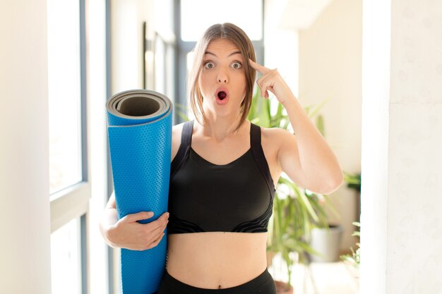 femme semblant surprise, bouche bée, choquée, réalisant une nouvelle pensée, idée ou concept