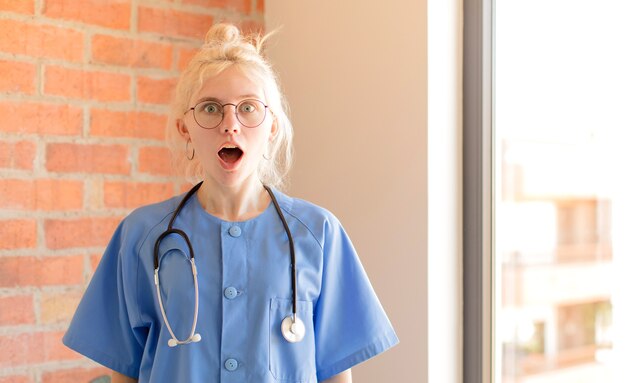 Femme Semblant Très Choquée Ou Surprise, Regardant La Bouche Ouverte En Disant Wow