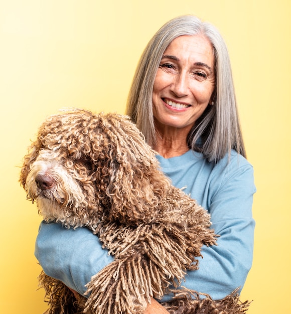 Femme senior aux cheveux gris. concept de chien de compagnie