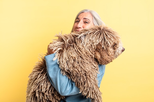 Femme senior aux cheveux gris. concept de chien de compagnie