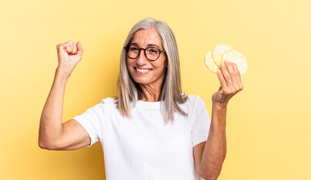 Femme senior aux cheveux gris. concept de gâteau de riz