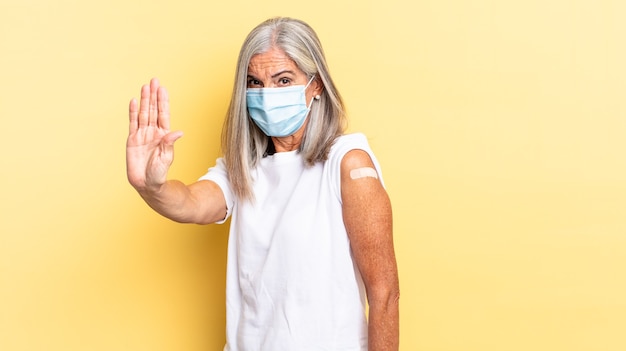 femme senior aux cheveux gris. concept de vaccin