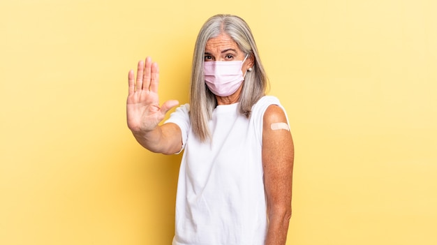 femme senior aux cheveux gris. concept de vaccin