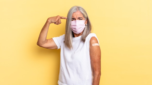 femme senior aux cheveux gris. concept de vaccin