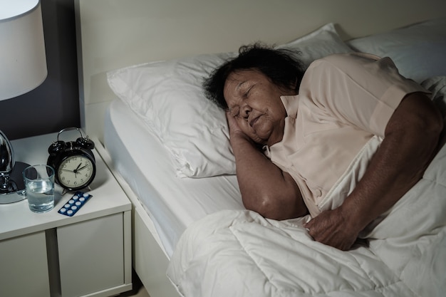 femme senior dormir dans un lit la nuit