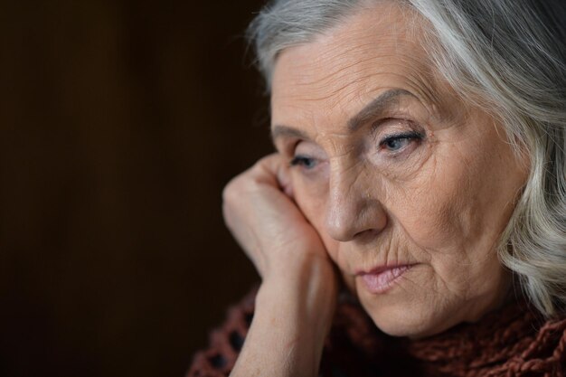 Femme senior fatiguée posant