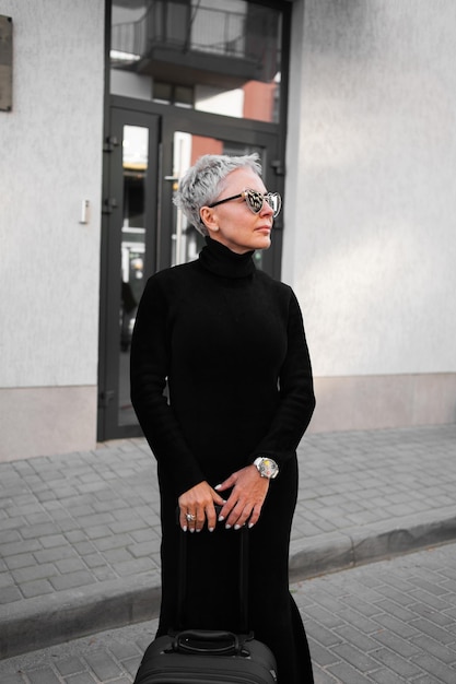 Femme senior à la mode avec des cheveux gris et des lunettes Look décontracté