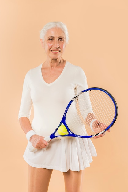 Femme senior moderne jouant au tennis