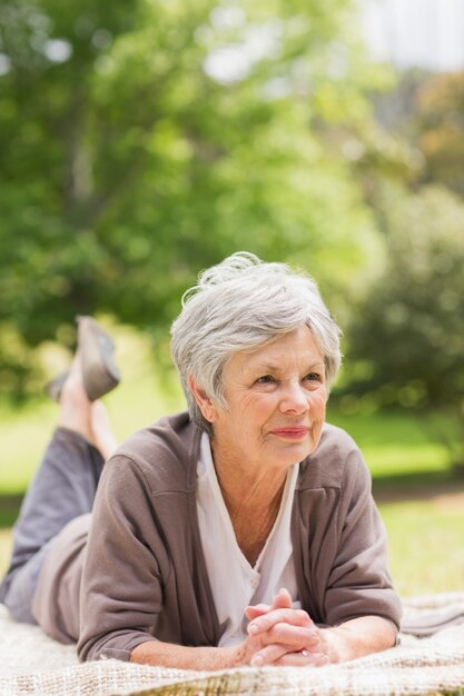 Femme senior réfléchie au parc