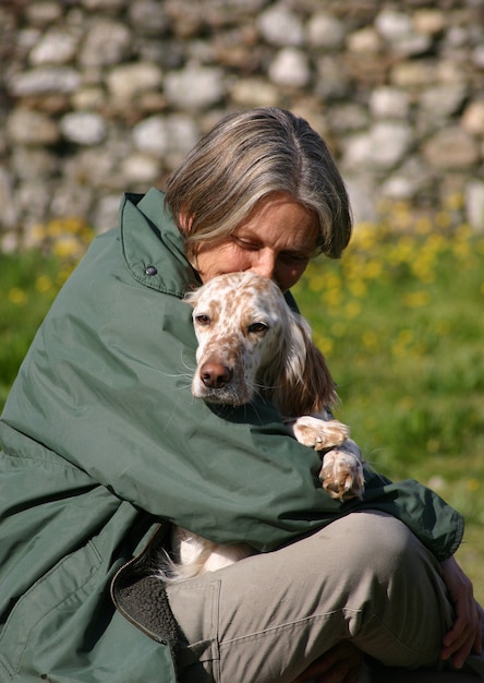 Femme senior et setter anglais