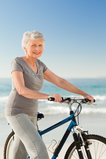 Femme senior avec son vélo