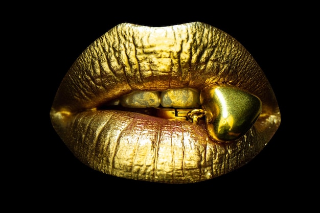 Femme sensuelle lèvres dorées Lèvre d'or naturel de la femme Bouche de fille bouchent avec rouge à lèvres doré Concept de bijoux
