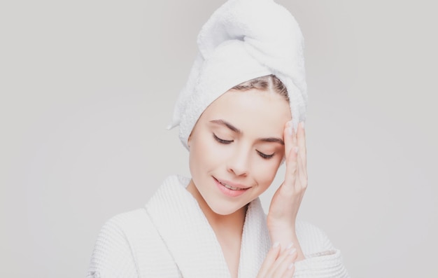 Femme sensuelle avec un maquillage naturel de peau parfaite et un beau sourire Portrait de femme sur un dos blanc