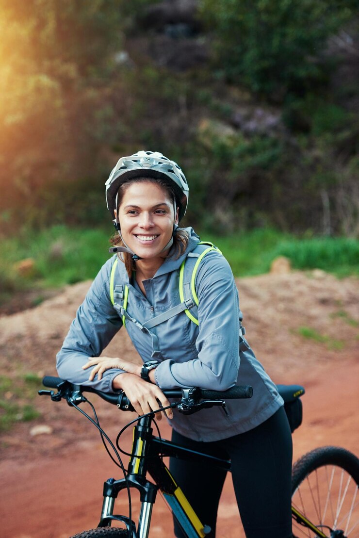 Photo femme de sentier et de vélo de montagne dans la nature fitness et cyclisme sports pour l'aventure sur la saleté athlète féminine et vélo pour l'exercice en plein air entraînement et entraînement pour la compétition hors route