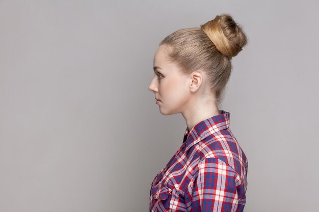 Photo une femme sérieuse et confiante qui regarde en avant avec une expression faciale concentrée.