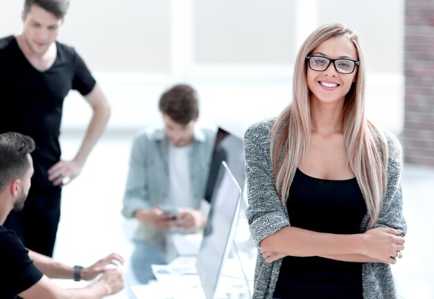 Femme sérieuse croisant ses bras