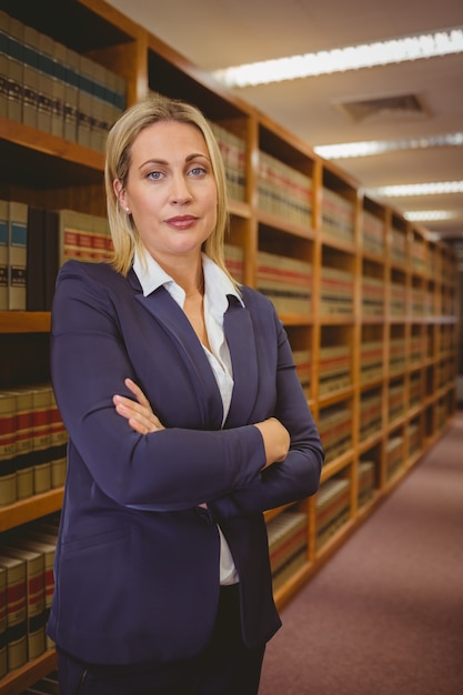 Femme sérieuse debout avec les bras croisés