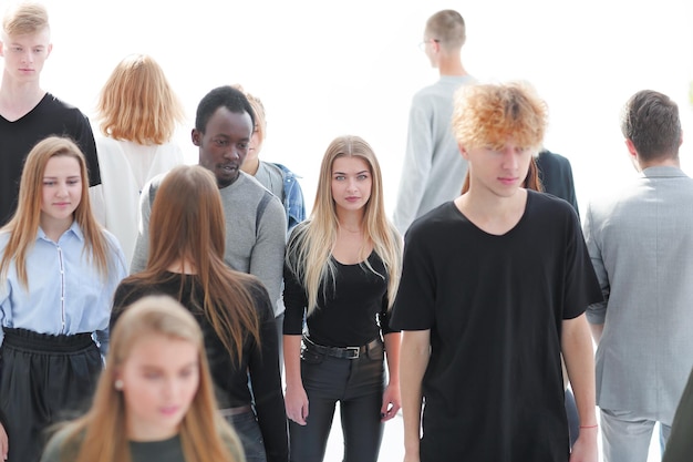 Femme Sérieuse Debout Devant Un Groupe Occasionnel De Jeunes