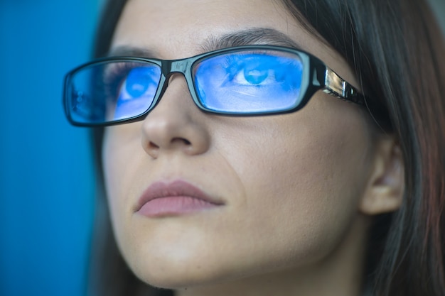 La femme sérieuse à lunettes