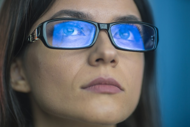 La femme sérieuse à lunettes